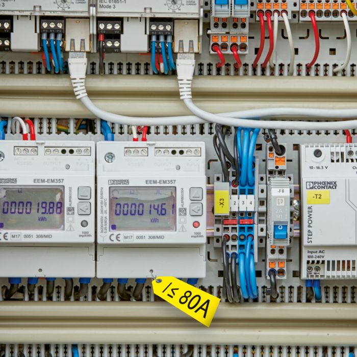 Két EMpro AC energiamérő a kalapsínen, kapcsolószekrénybe szerelve