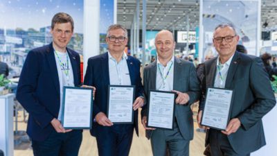 Entrega de la certificación de PLCnext Control en la Hannover Messe