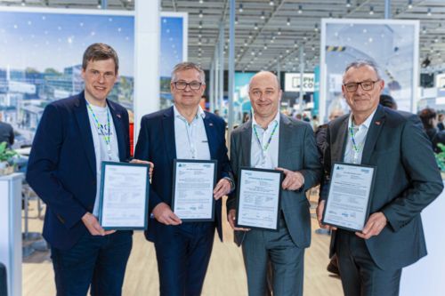 Sertifikaatin luovutus PLCnext Control -ohjaukselle Hannoverin messuilla