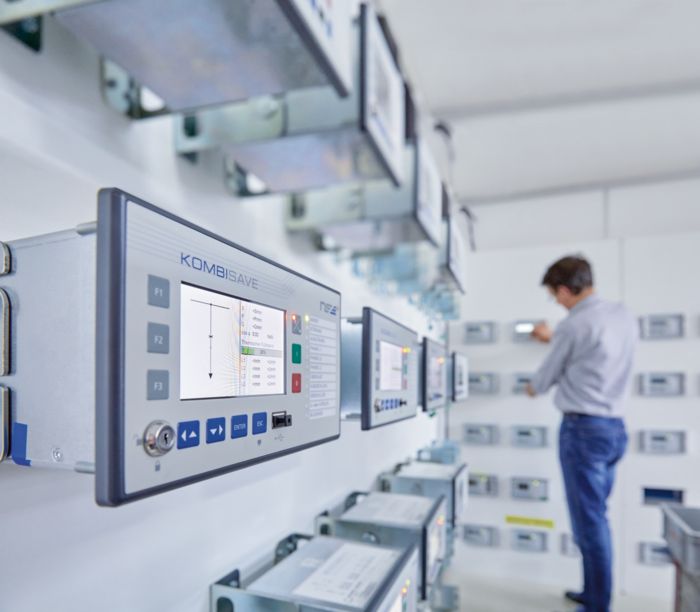 Beschermingsrelais van de KOMBISAVE+-productfamilie op een wand