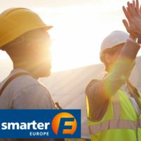 Dipendenti del parco solare con il logo Smarter E