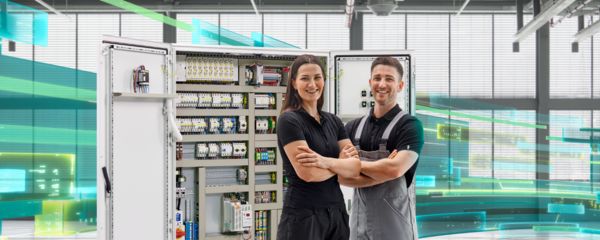 Eletricista de frente para um quadro de controlo e comando com produtos Phoenix Contact 