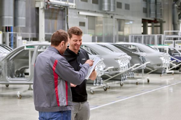 Audi employees and Jan Diestelkamp discussing the project