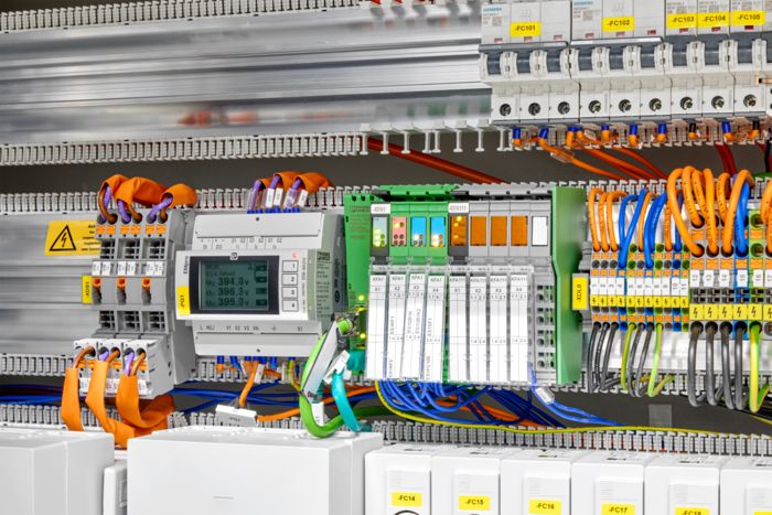 Energy measuring devices built into a control cabinet
