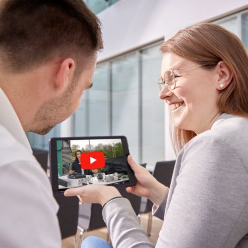Deux personnes regardent une vidéo YouTube sur la tablette