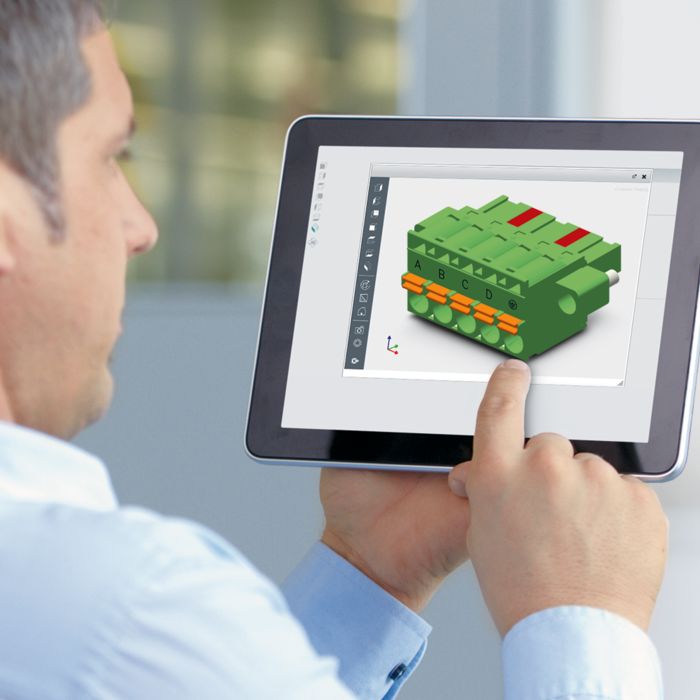 Un hombre adapta el artículo estándar con el configurador en la tablet