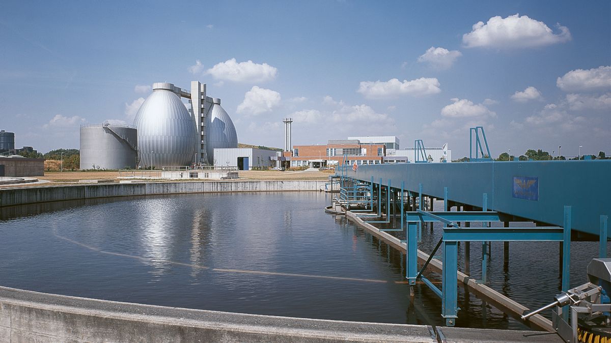 Klärbecken und Faulturm