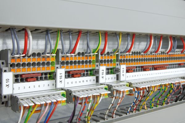 Terminal blocks on DIN rail with comprehensive accessories such as bridges and markings