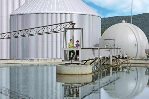 Conversation on a bridge over the final purification tank 