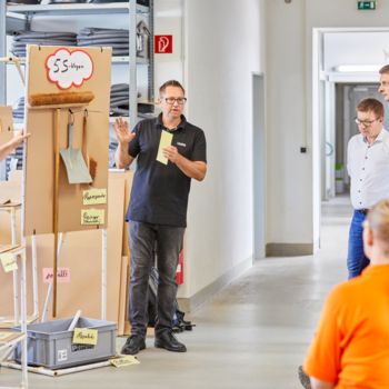 Due collaboratori in un workshop 5S