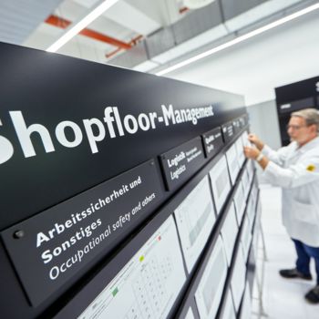 Un uomo del Shopfloor Management alla lavagna