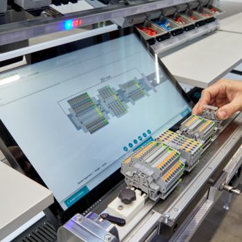 Una persona equipaggia una morsettiera secondo le istruzioni del software di assistenza del personale