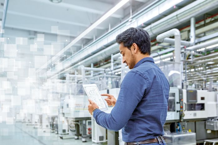 Person with tablet in the Digital Factory