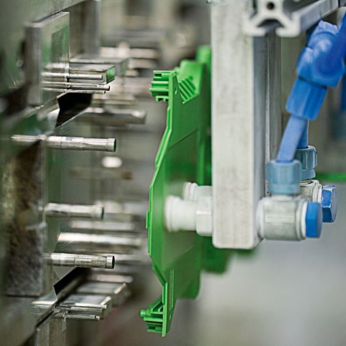 Modification de l'outil sur une presse à injecter