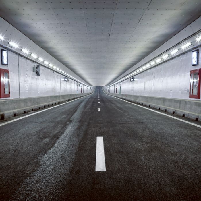 Paso del túnel iluminado