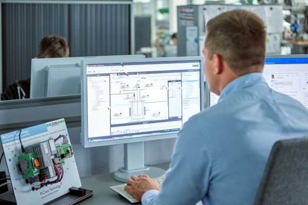 Mann visualisiert Modulanlagen am Rechner