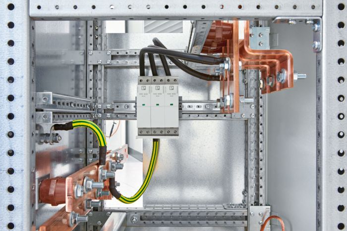 Montage du FLT-SEC-HYBRID sous le disjoncteur de puissance de la distribution principale