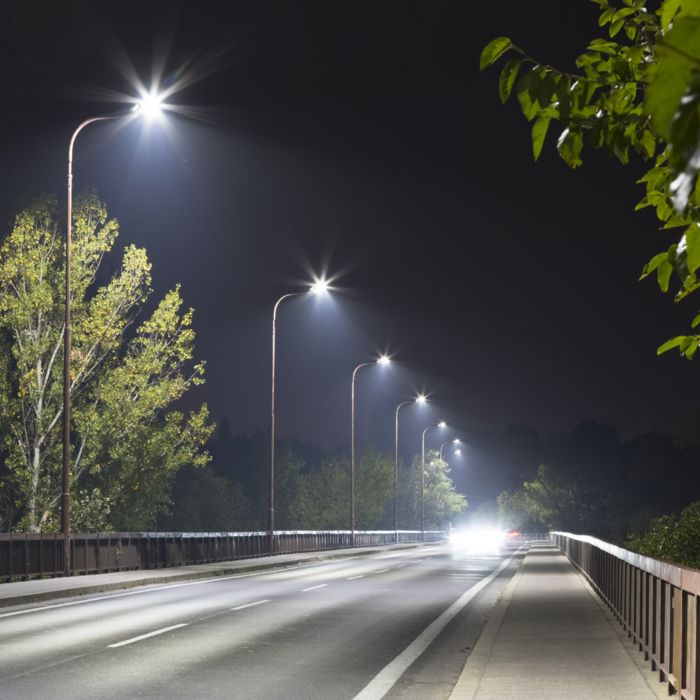 Beleuchteter Straßenzug in einer Stadt bei Nacht
