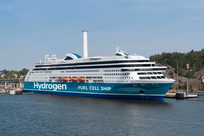 Cruise ship with hydrogen fuel cells
