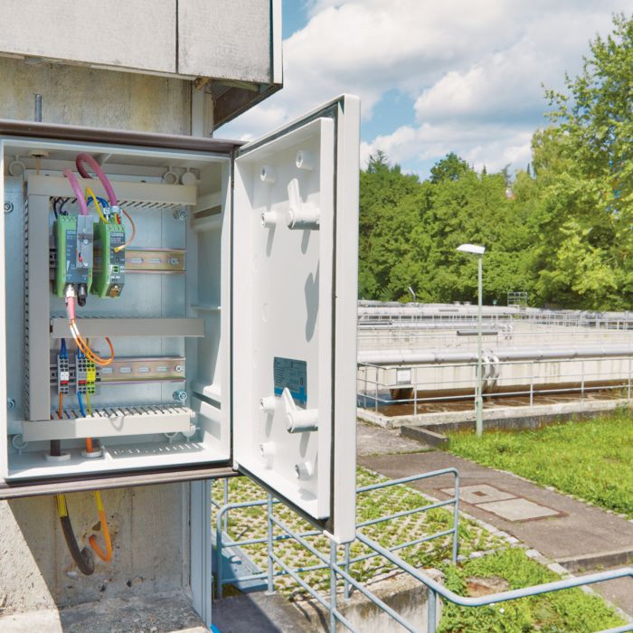 Wastewater treatment plant control cabinet with products for wireless data transmission