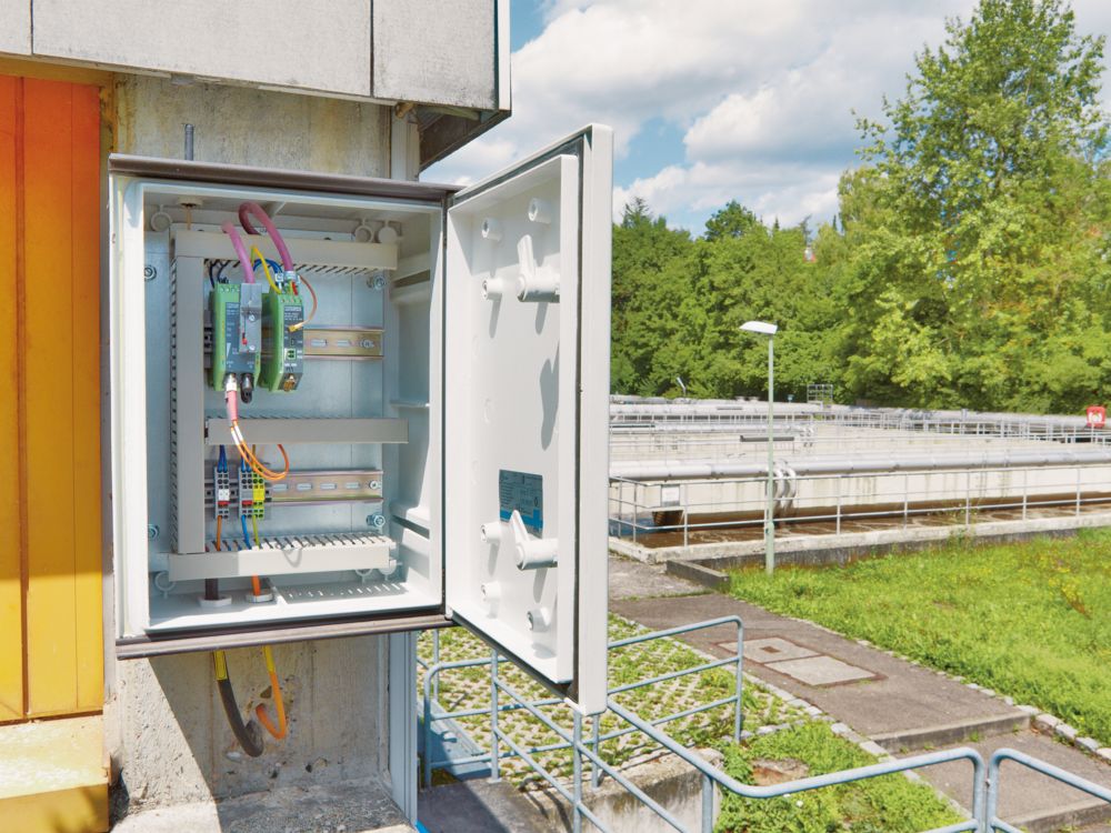 Armoire électrique d'une station d'épuration équipée de produits pour la transmission sans fil des données