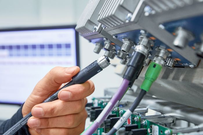 Jenaer Antriebstechnik GmbH a Phoenix Kontakt: Stroje s vhodnou technikou kabelového připojení