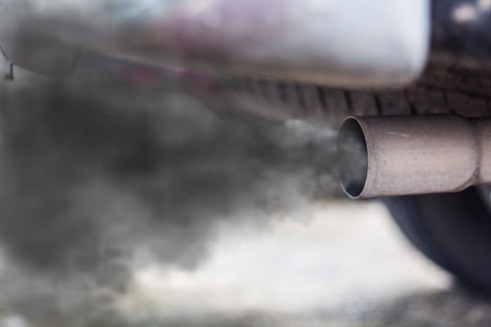Los gases de escape salen por un tubo de escape