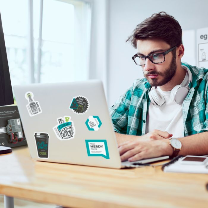 Programmeur sur un ordinateur portable
