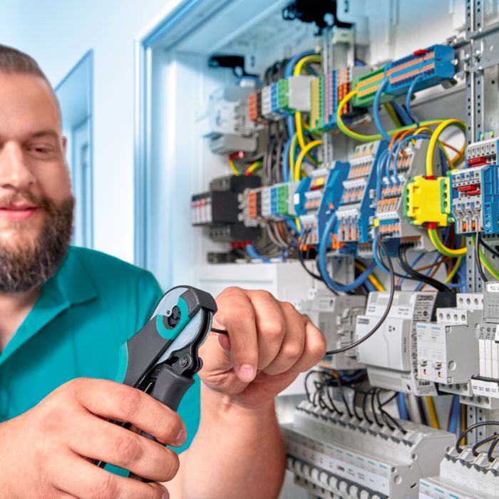 Electrician la tabloul de distribuție