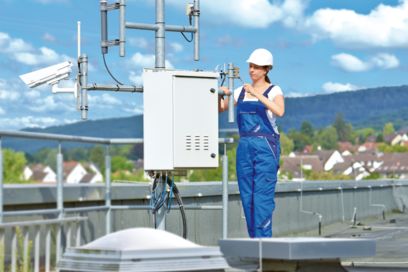 Техник устанавливает компоненты Industrial Wireless на крыше