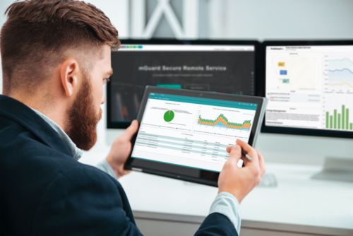 Zwei Menschen besprechen die Anforderungen an die Datenintegration in einer Werkhalle