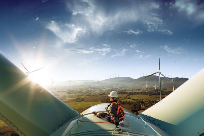 Personnel de maintenance dans une installation d'énergie éolienne