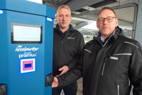 Sascha Gliese, General Manager of Pramux and Timo Konieczny of Phoenix Contact at one of the charging stations in the solar charging park 