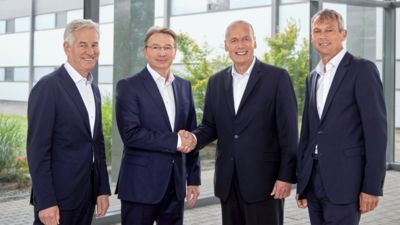 The photograph shows from right to left: Dr. Dipl.-Ing. Eberhard Veit, Dirk Görlitzer, Frank Stührenberg, and Dr. Frank Eisert