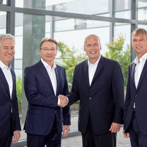 The photograph shows from right to left: Dr. Dipl.-Ing. Eberhard Veit, Dirk Görlitzer, Frank Stührenberg, and Dr. Frank Eisert
