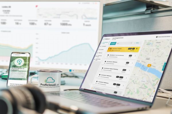 Proficloud.io Benutzeroberfläche sichtbar auf einem Notebook