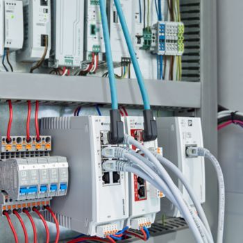 Connecteurs de données dans l'armoire électrique