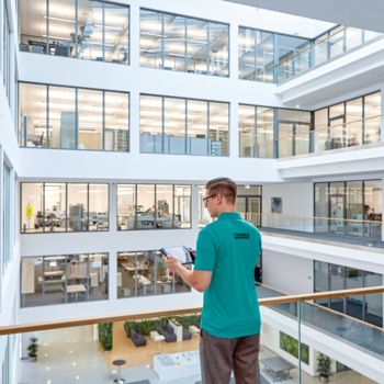 Ingénieur avec tablette dans un bâtiment moderne