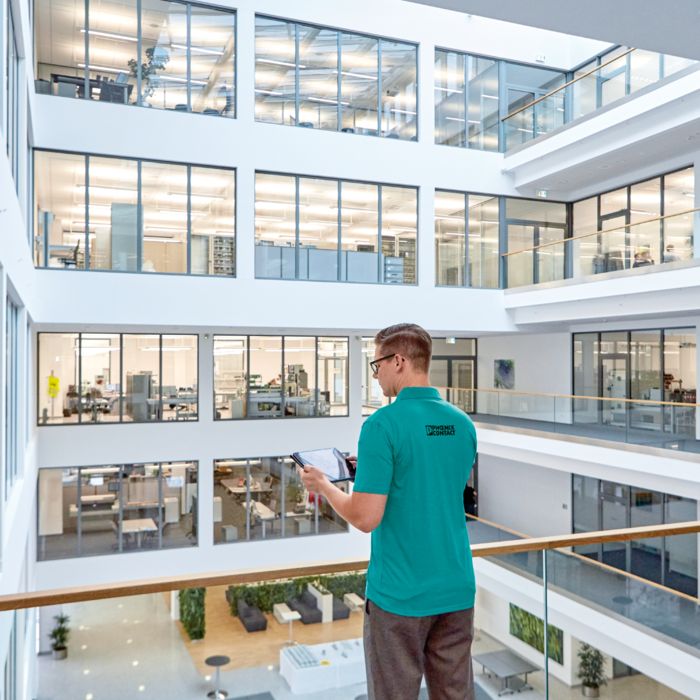 Ingénieur avec tablette dans un bâtiment moderne