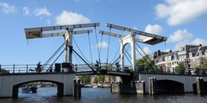 Puente motorizado en Ámsterdam