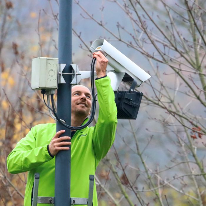 Installation d'une caméra de surveillance sur un mât