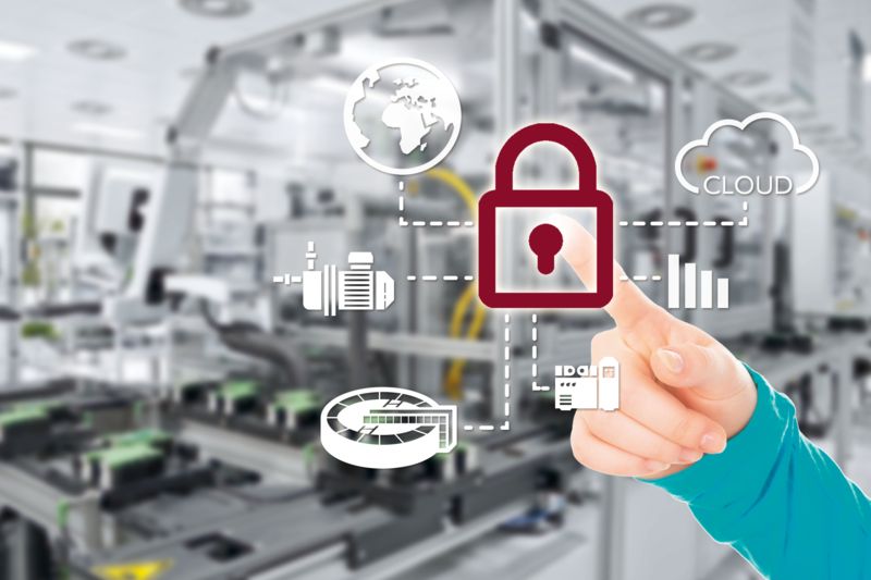 Mano che indica i simboli di rete davanti a un impianto industriale