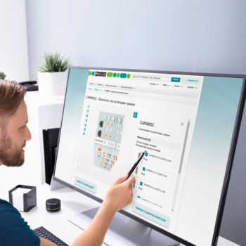 Une personne configure sur l'ordinateur un système de disjoncteur individuel CAPAROC via le configurateur