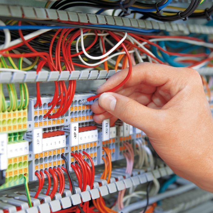 Terminal block cabling in the control cabinet