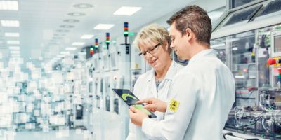 Collaborateurs avec tablette dans une production numérique