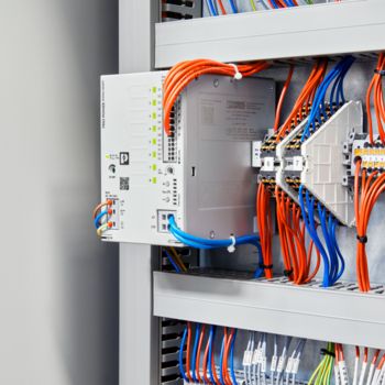 Fuente de alimentación con protección de equipos integrada en el armario de control