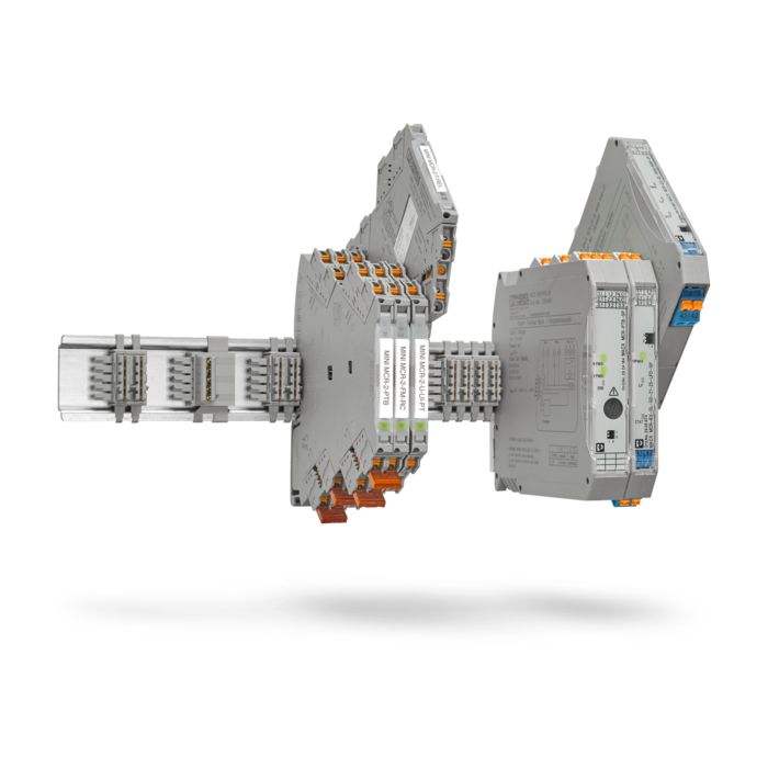 System components: DIN rail connectors and signal conditioners on the DIN rail