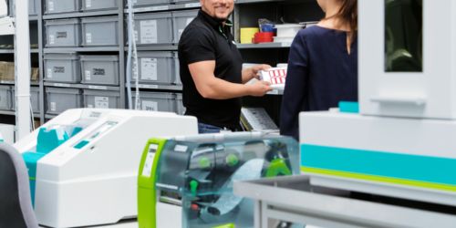 Dos colegas utilizan los sistemas de marcado