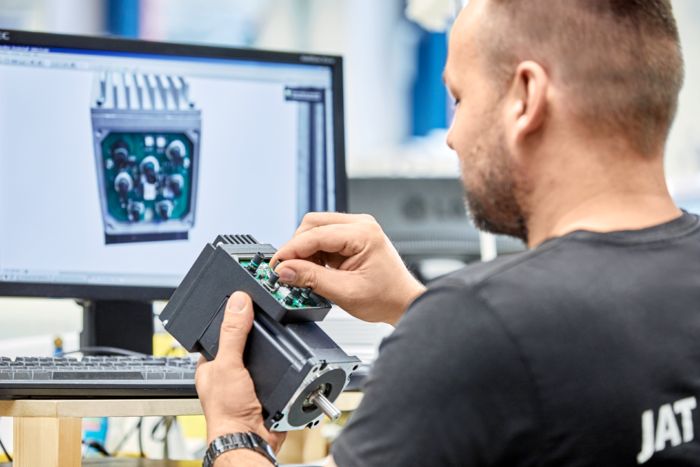 Jenaer Antriebstechnik GmbH a Phoenix Kontakt: Motor s volitelným modulem
