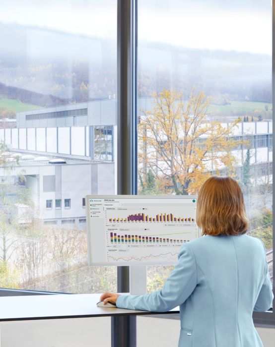 User operating the Energy Management Service – Powered by Proficloud.io on a PC